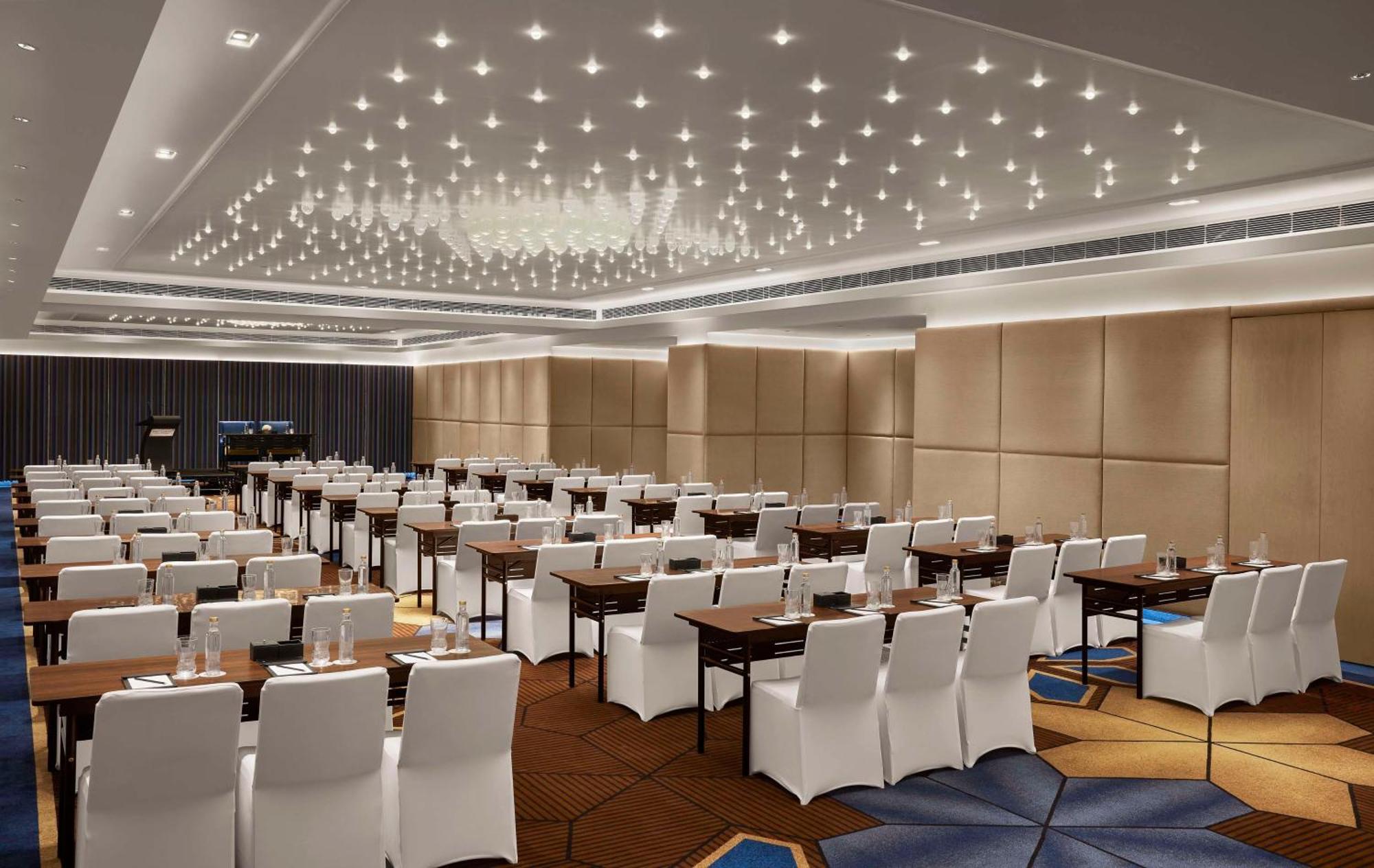 Hyatt Centric Sector17 5*